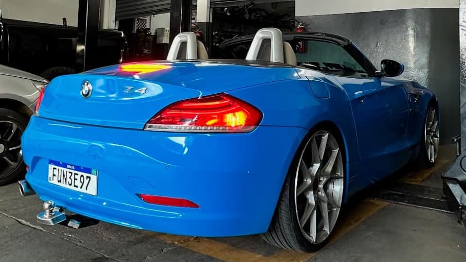 BMW Z4 — Escape esportivo e ponteiras adaptadas