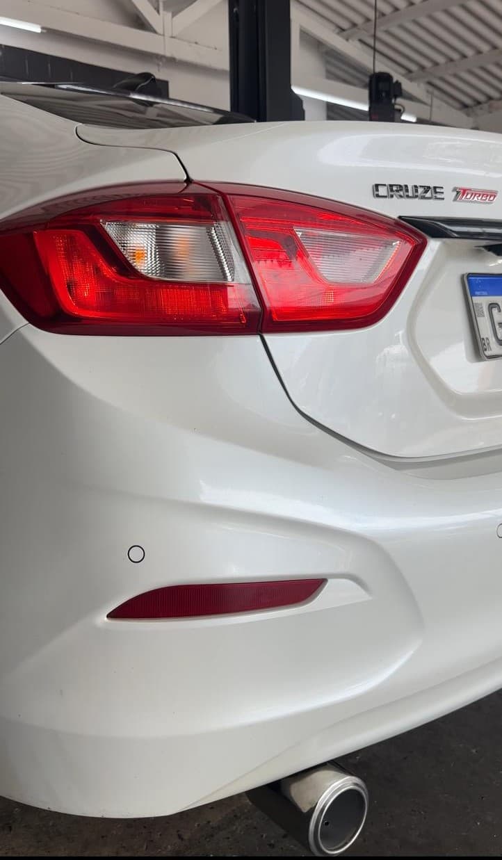 Chevrolet Cruze — Abafador esportivo e acabamento em inox