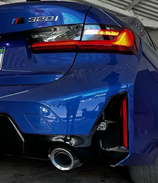 BMW Série 3 — Escapamento esportivo com ponteiras adaptadas